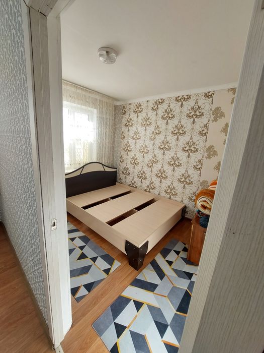 Кухонный, кровать, ковры, диван крнсло.