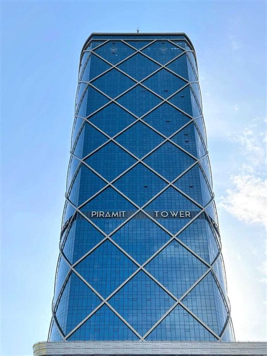 Офис в Pyramid Tower