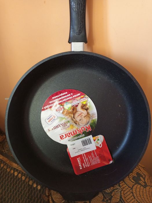 Продам сковороду новую и горшочек