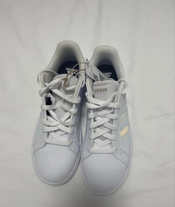 Adidasi noi marime 37,5