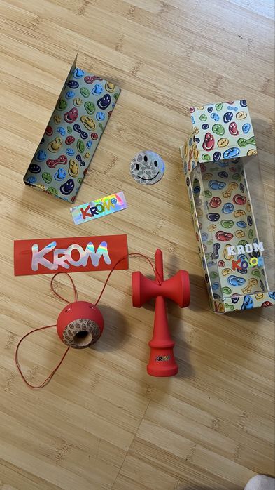 Kendama Krom Pop kolor Red rosie