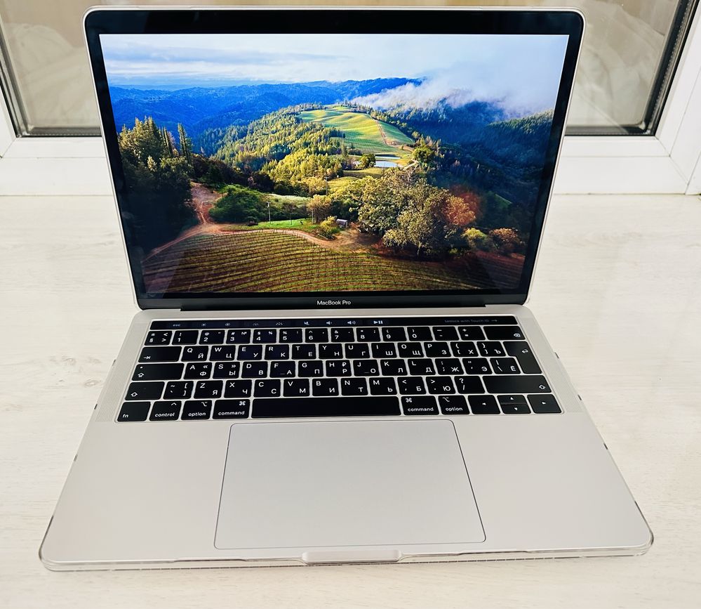 MacBook Pro 13 2019 Core i 5. 8 Gb. Inter Iris Plus Graphics 645
