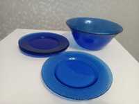 Посуда синяя в ассортименте, бокалы, тарелки, чаша
