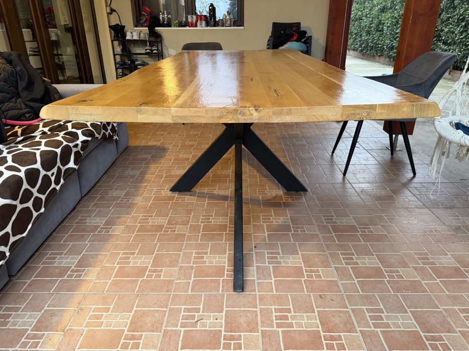 Vând masă  din lemn masiv (stejar) cu picioare metalice