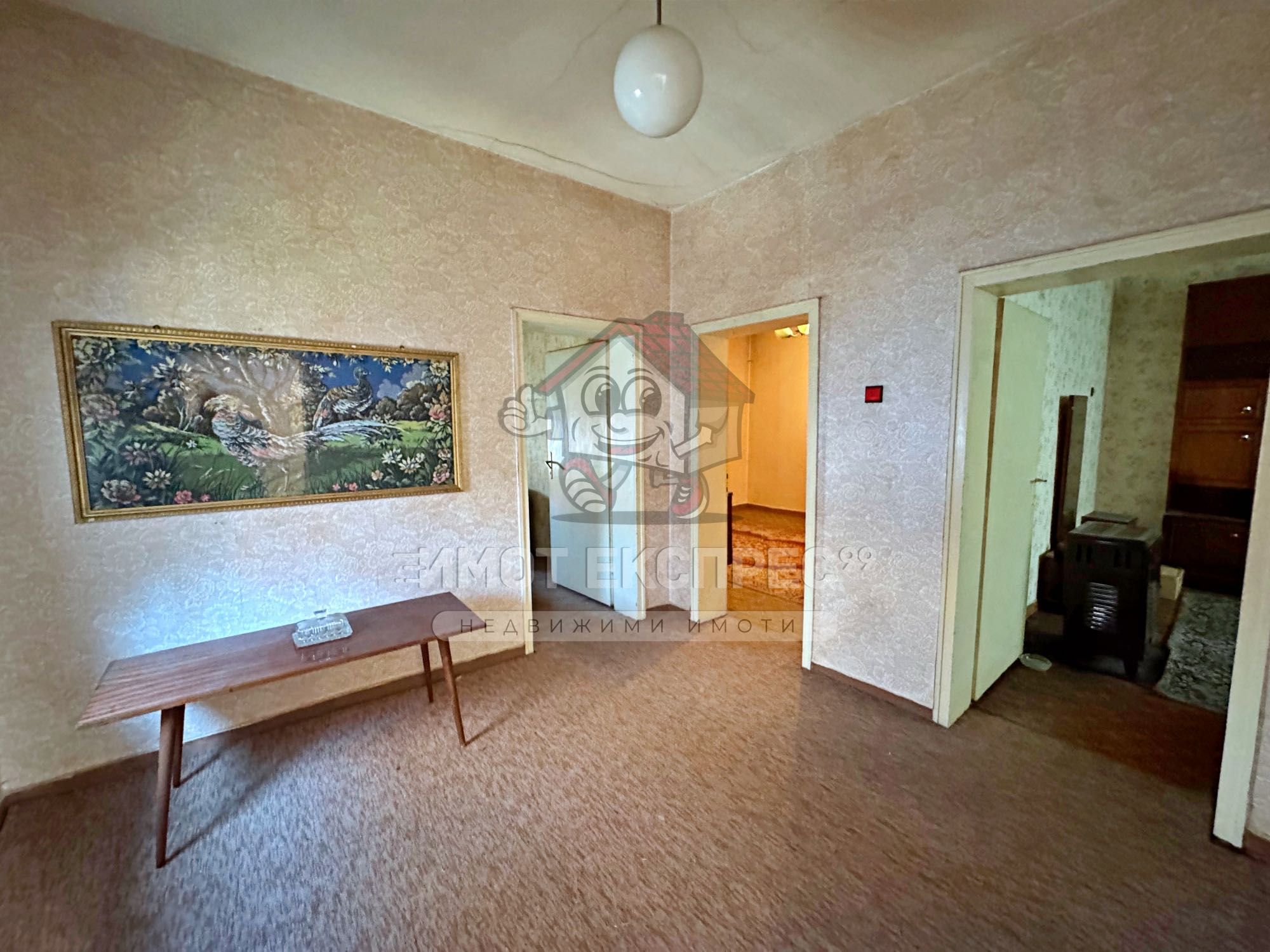 Самостоятелна къща, с двор, 156кв.м, с три спални, кв.Изток