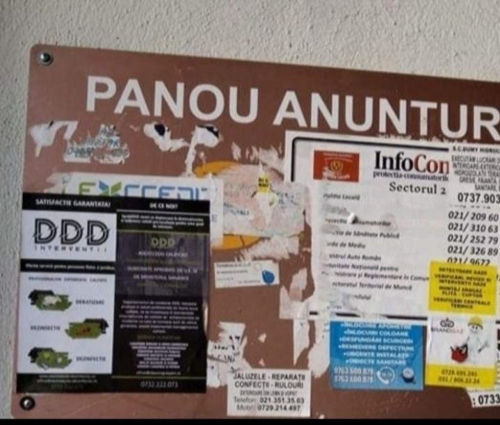 Lipim afise la intrarea in bloc