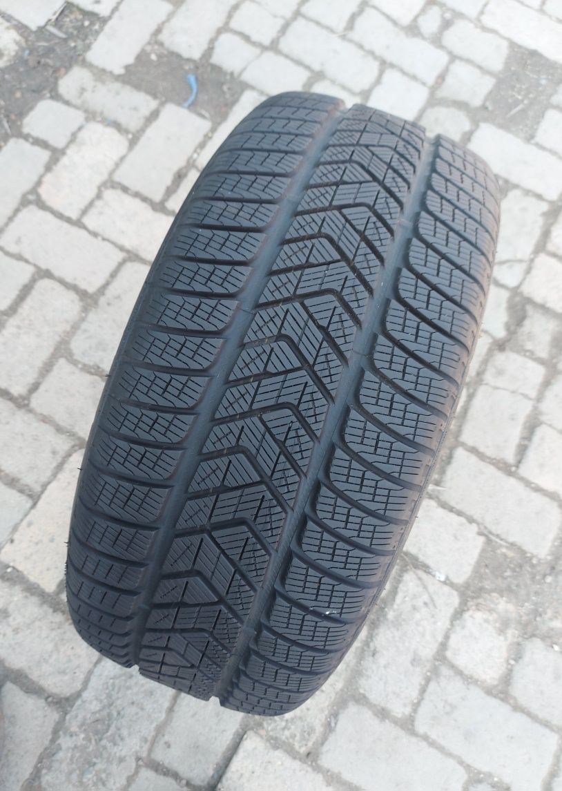 O bucată 255/50 R19 M+S iarnă - una Continental Pirelli