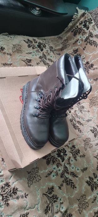 Vând bocanci de iarna