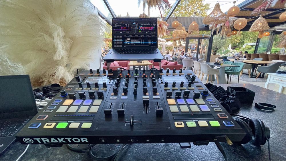 Traktor S8 dj controller