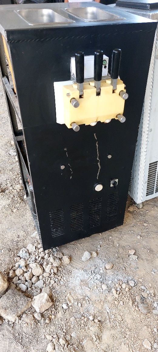 Frezer 380 v va 220 v li  muzqaymoq aparati va sok ahladitel sotiladi