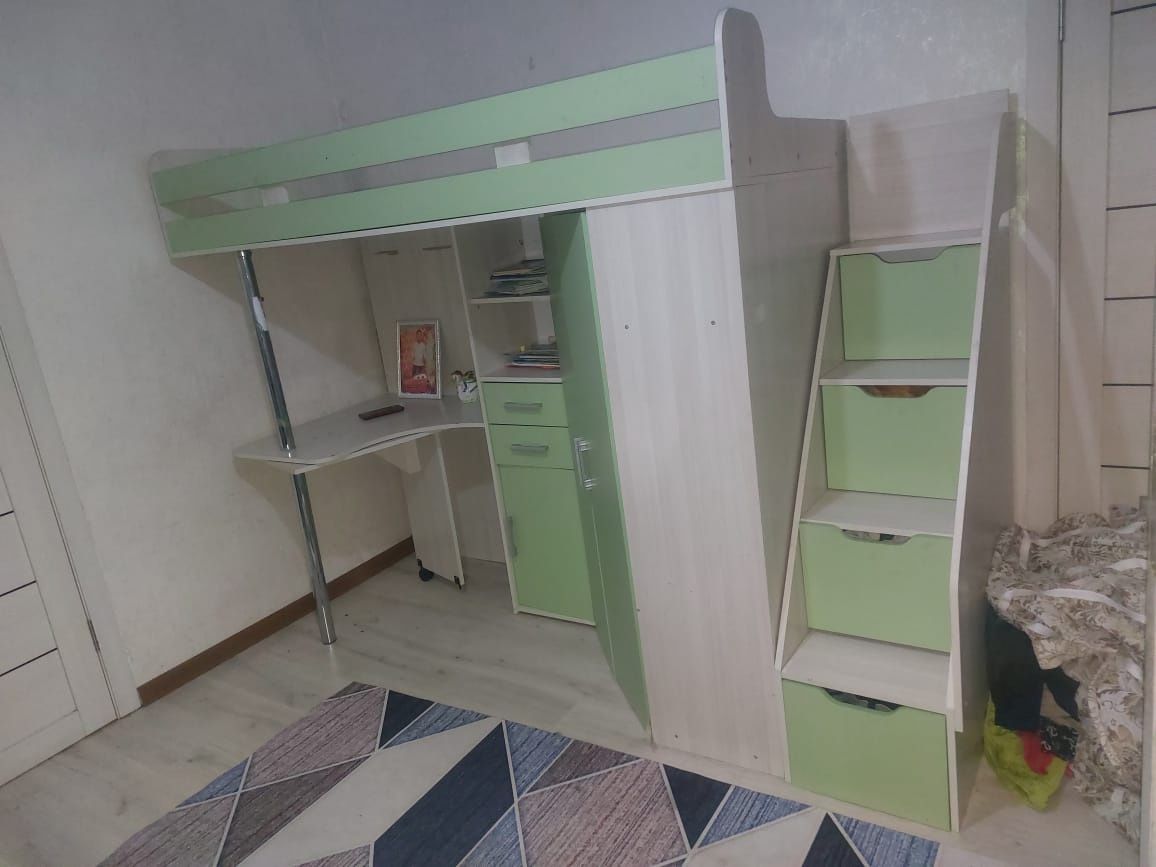 Уголок с рабочем столом и шкафом для одежды
