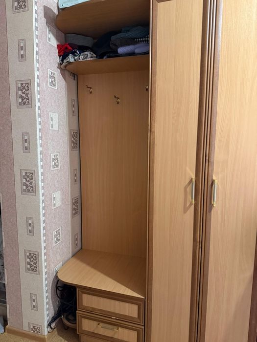 Продам прихожую шкаф