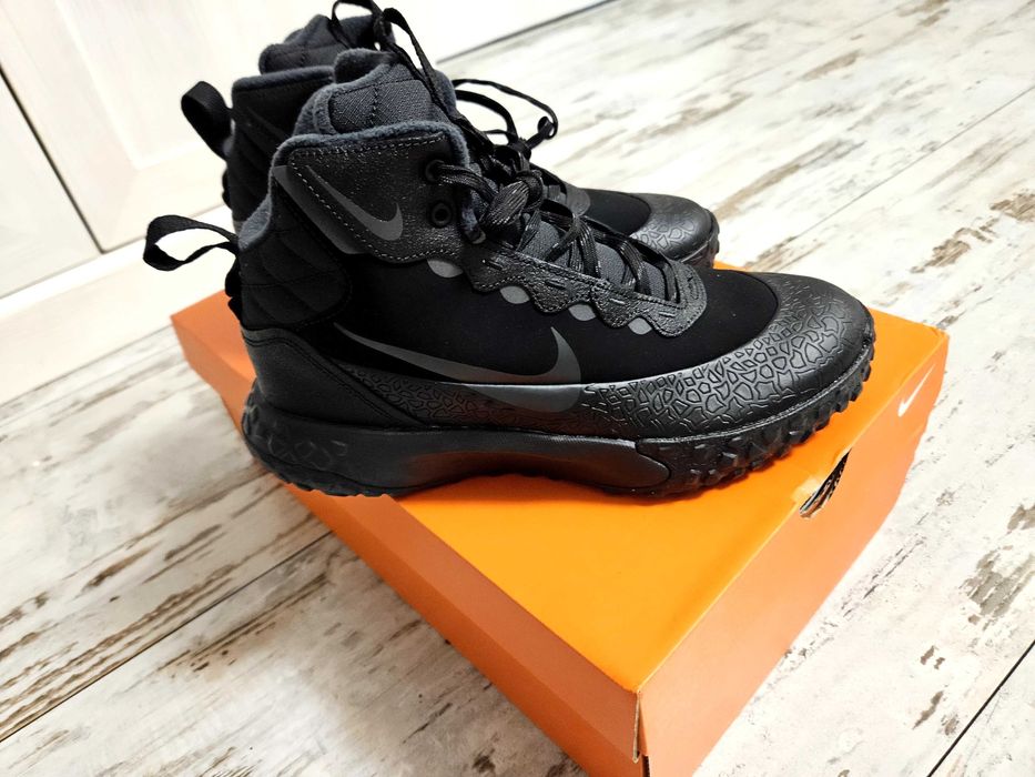 Нови боти от естествена кожа Nike