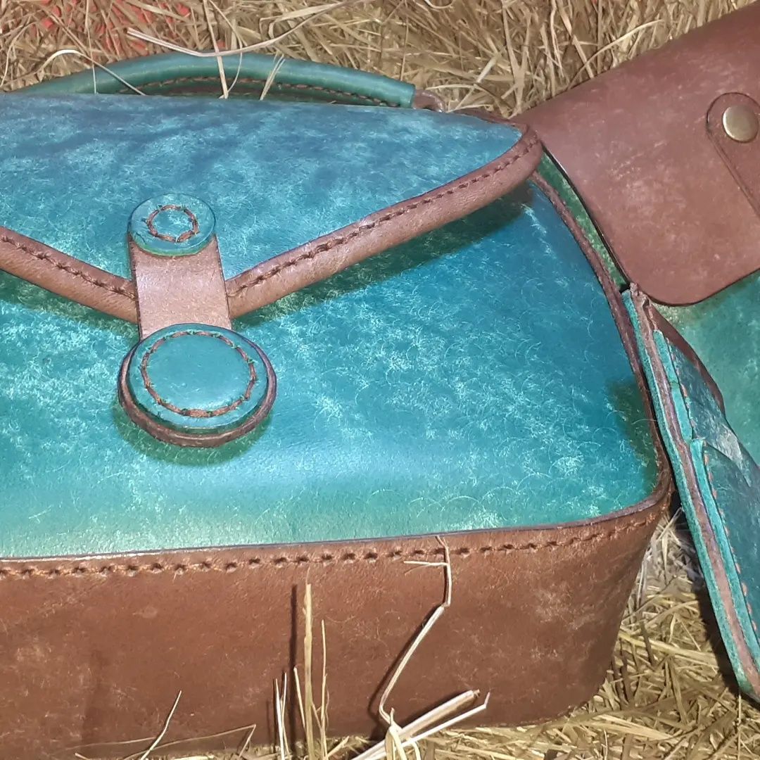 Ръчно изработени чанти и аксесоари от дъбена висококачествена кожа.
