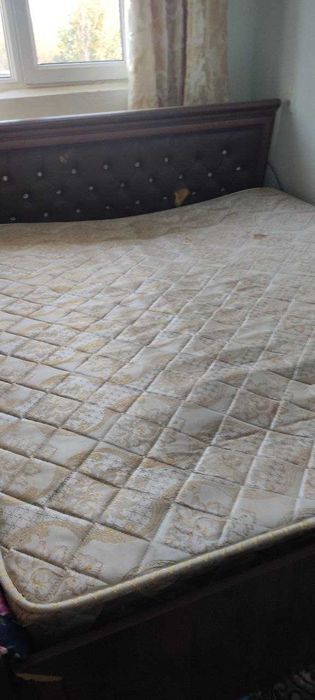 Spalniy-divan va tryuma sotiladi.