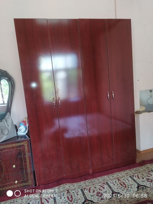 Devan shkaf bor sotiladi