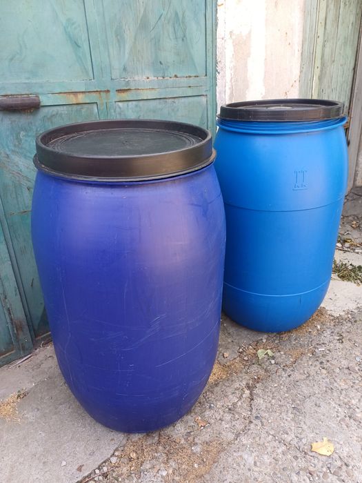 Vand două butoaie plastic a cate 220 litri ,fiecare.