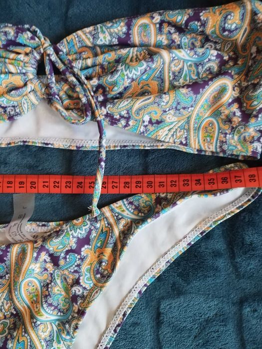 Costum de baie din doua piese, multicolor, marime L.  Purtat o singura