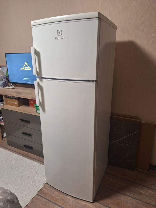 Хладилник с камера Електролукс