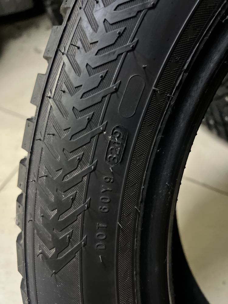 235/55 R20 Nokian