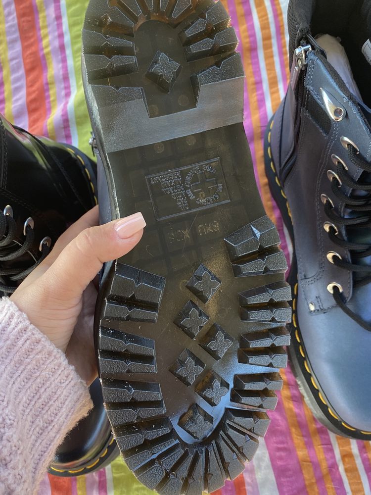 Dr. Martens, mar 42