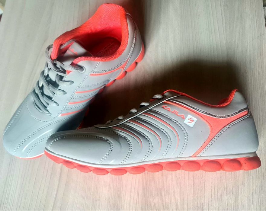 Кроссовки женские