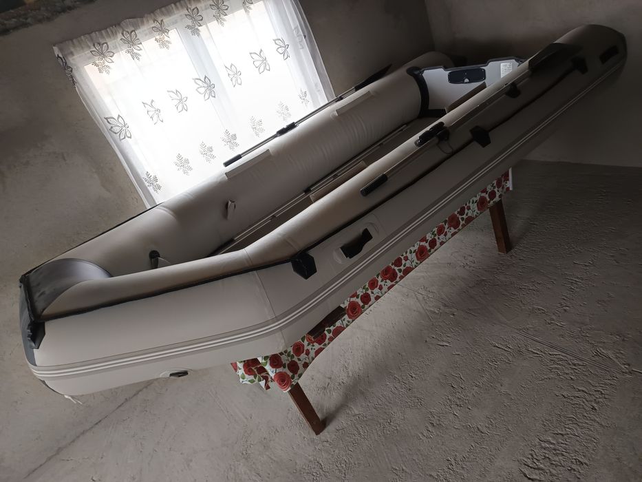 Barca gonflabila cu motor