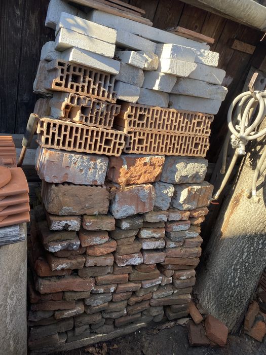 Vând cărămizi vechi cu 50 lei grămada