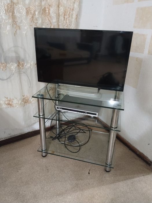 Продам телевизор со стеклянной тумбой