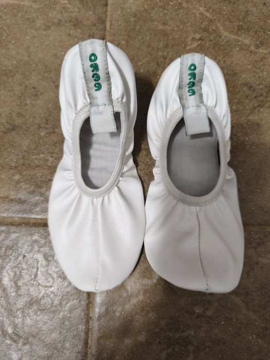 Цвички на Беко бели кожени