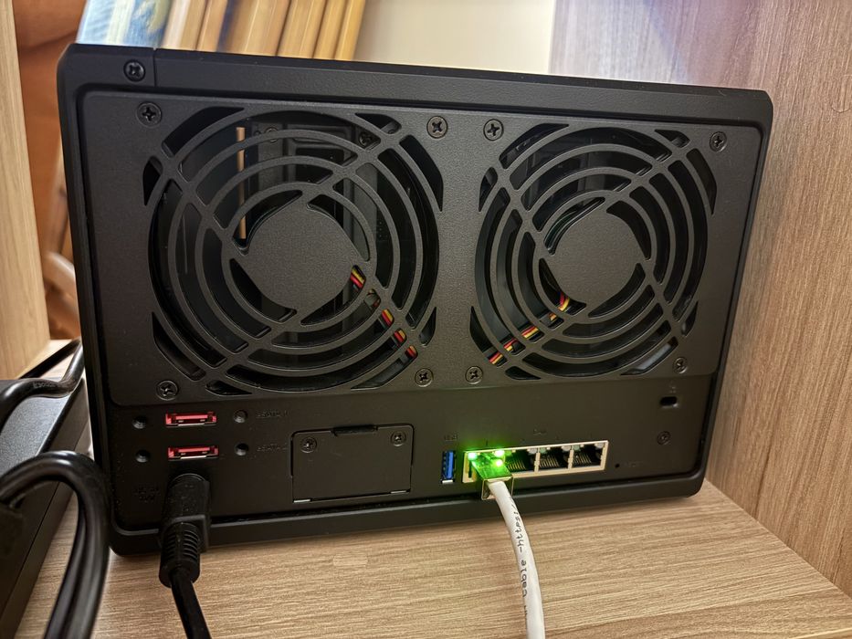 Vand Synology DS 1522+ 5 HD-uri a cate 4 TB fiecare, total 20 TB