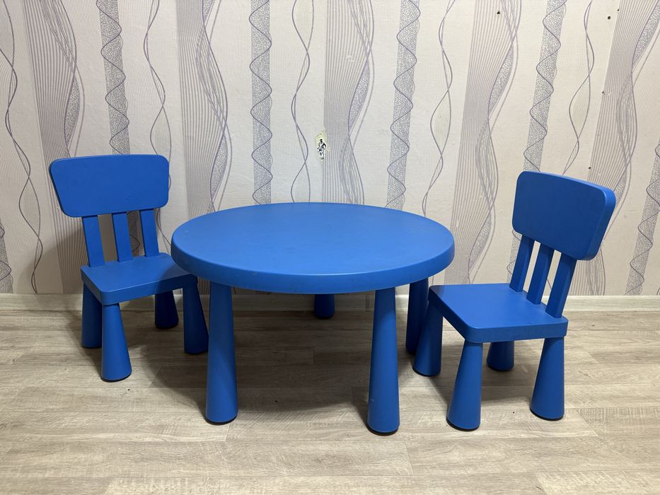 Стол детский и 2 стула синего цвета. В хорошем состоянии