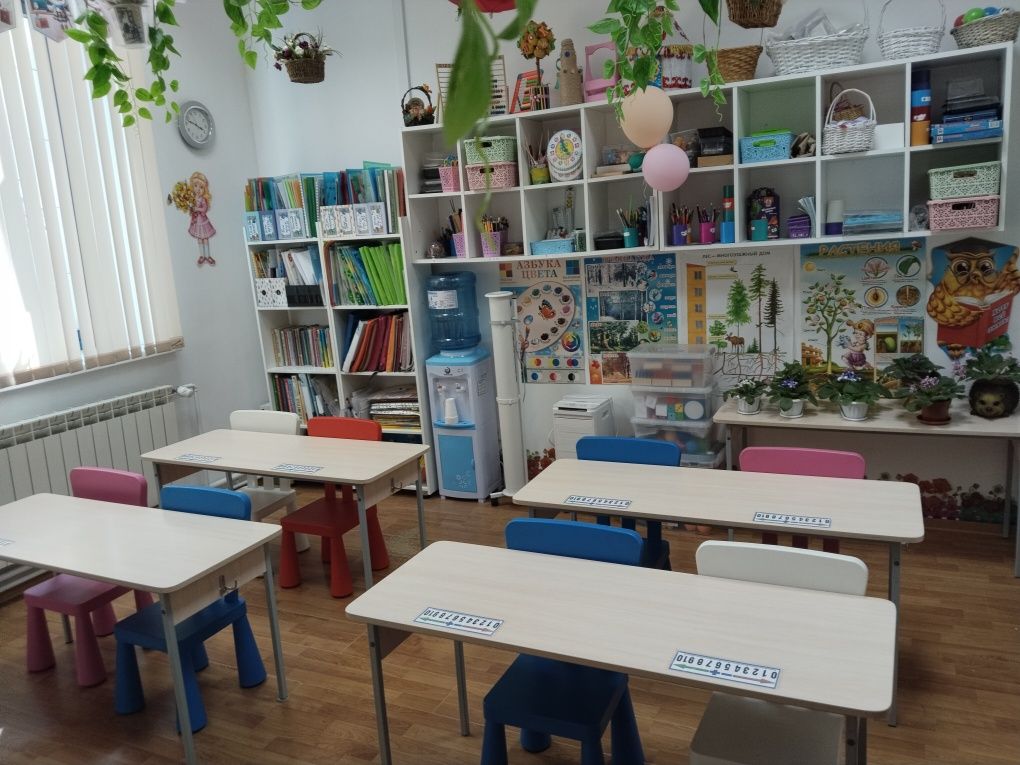 Комплект из 5 столов и 10 стульев для детского центра.