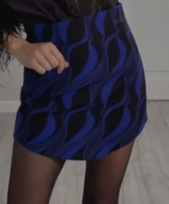 Fustă noua de la Zara scurta.