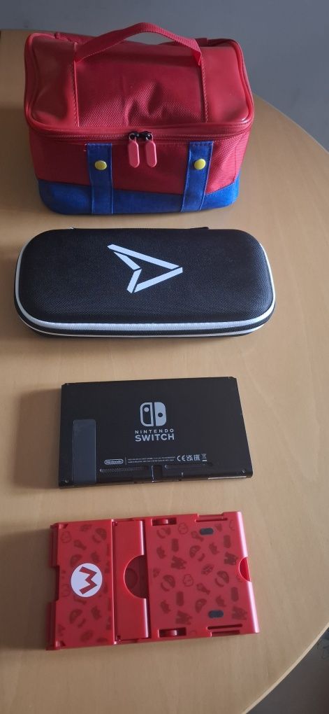Nintendo Switch + допълнителни аксесоари и игри.