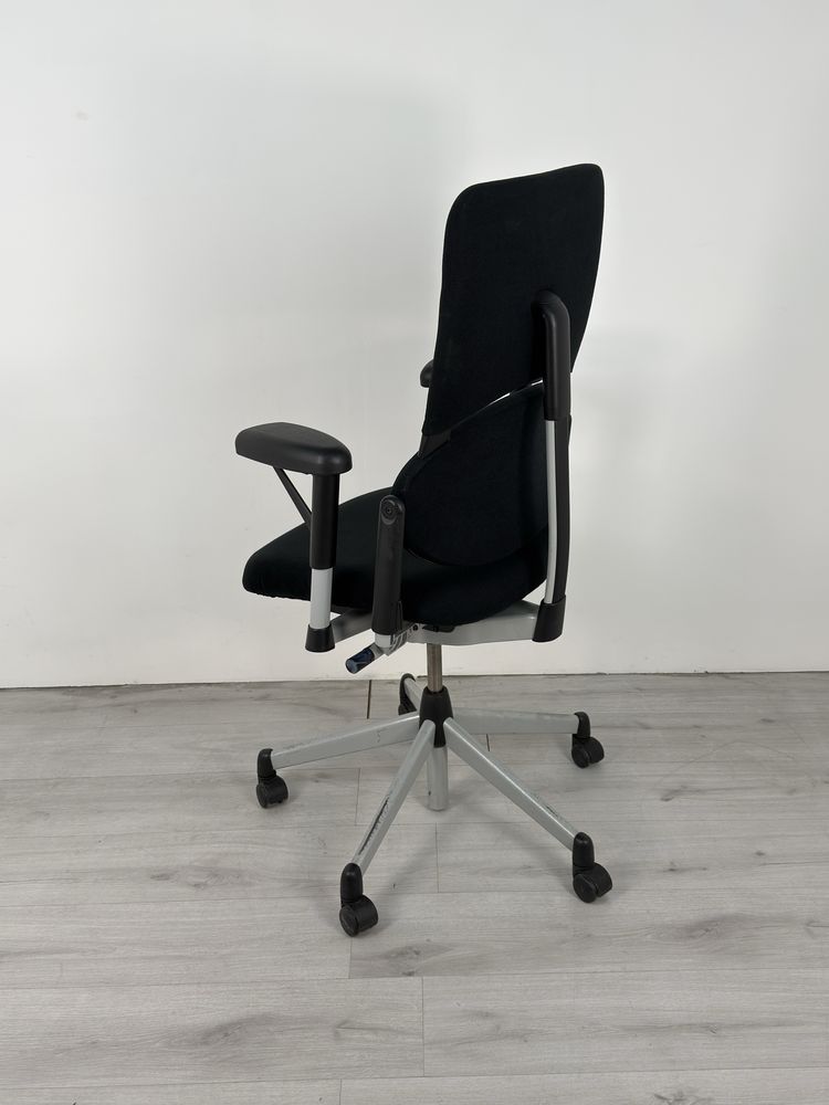 Ергономичен офис стол Steelcase Please V1 има две отделни облегалки,