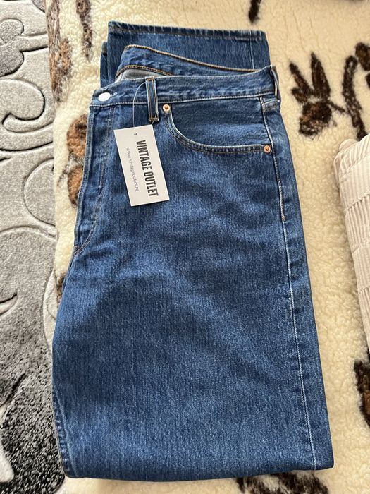 Vand blugi drepti  noi cu eticheta Levis