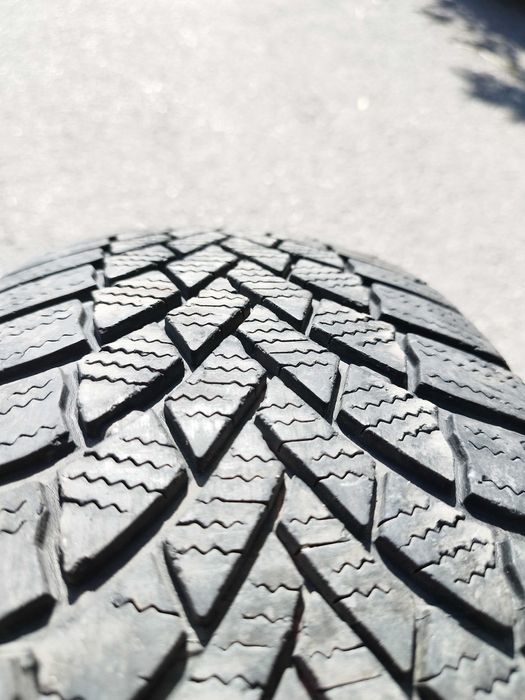 Продавам 2бр. зимни Bridgestone 205/60/16 DOT2320 RUNFLAT 60лв. двете