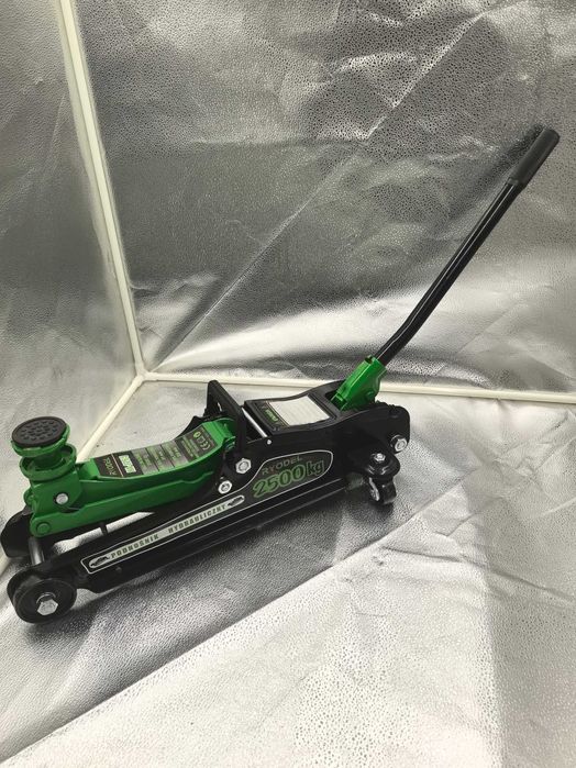 Cric auto 2,5T – Profil redus, ridicare usoara si sigura