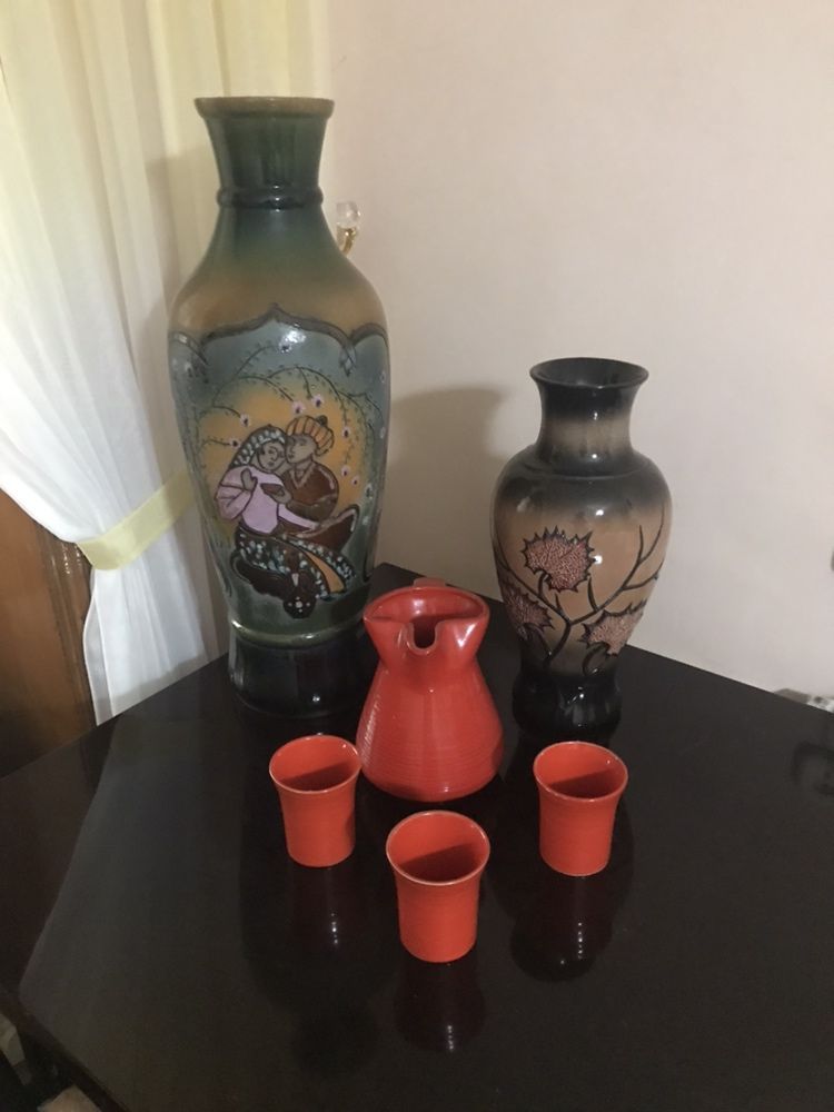 Керамический кувшин с бокалами и керами ческие вазы