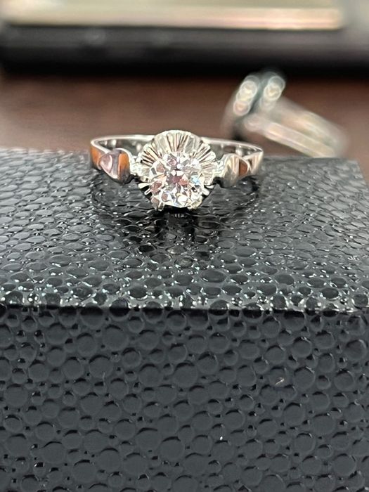 Пръстен от бяло злато със брилянт