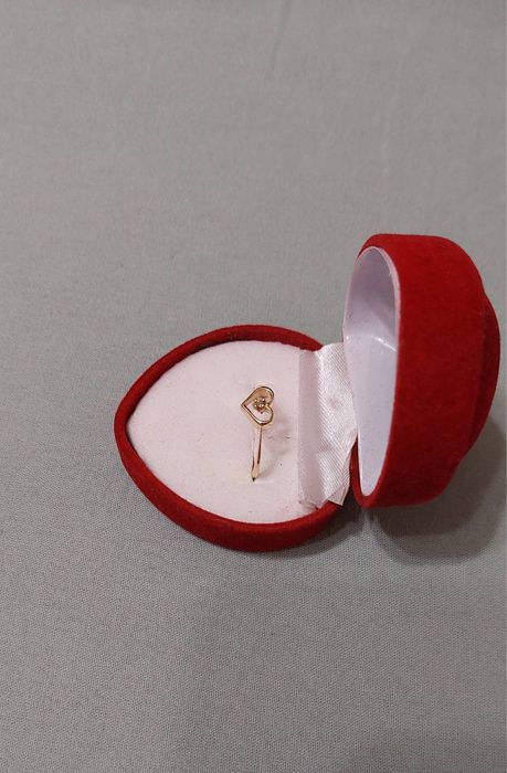 Нов златен пръстен с естествен диамант