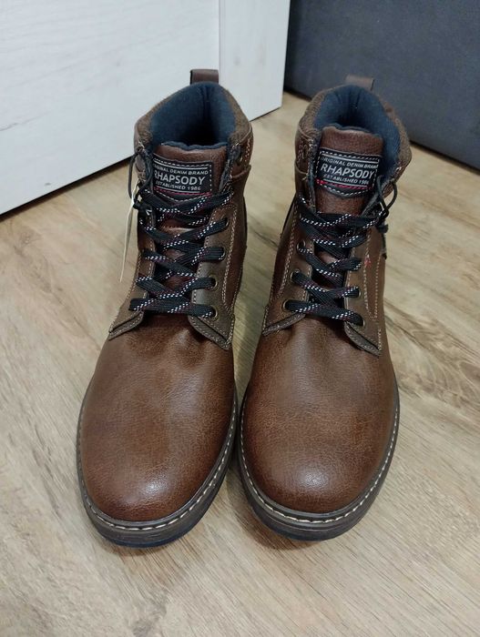 Vând ghete bărbătești.