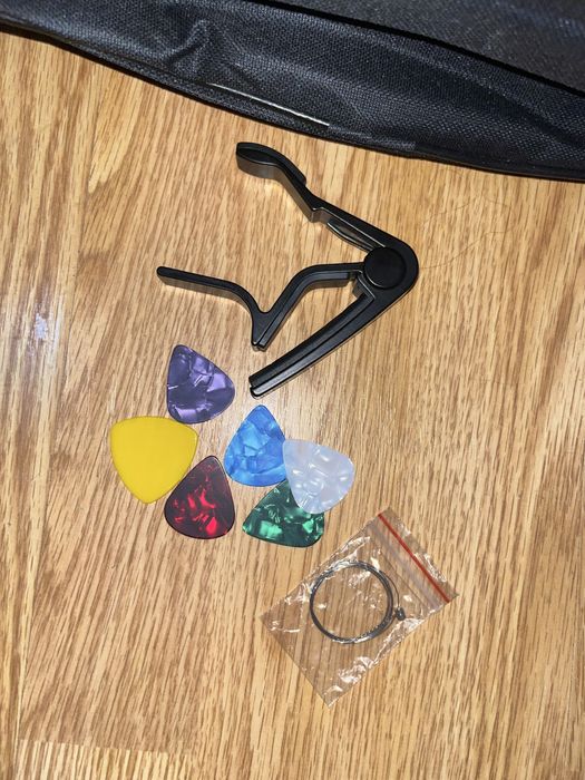 Chitara Acustica 4/4 +Capodastru si 6 Pene+ Husa