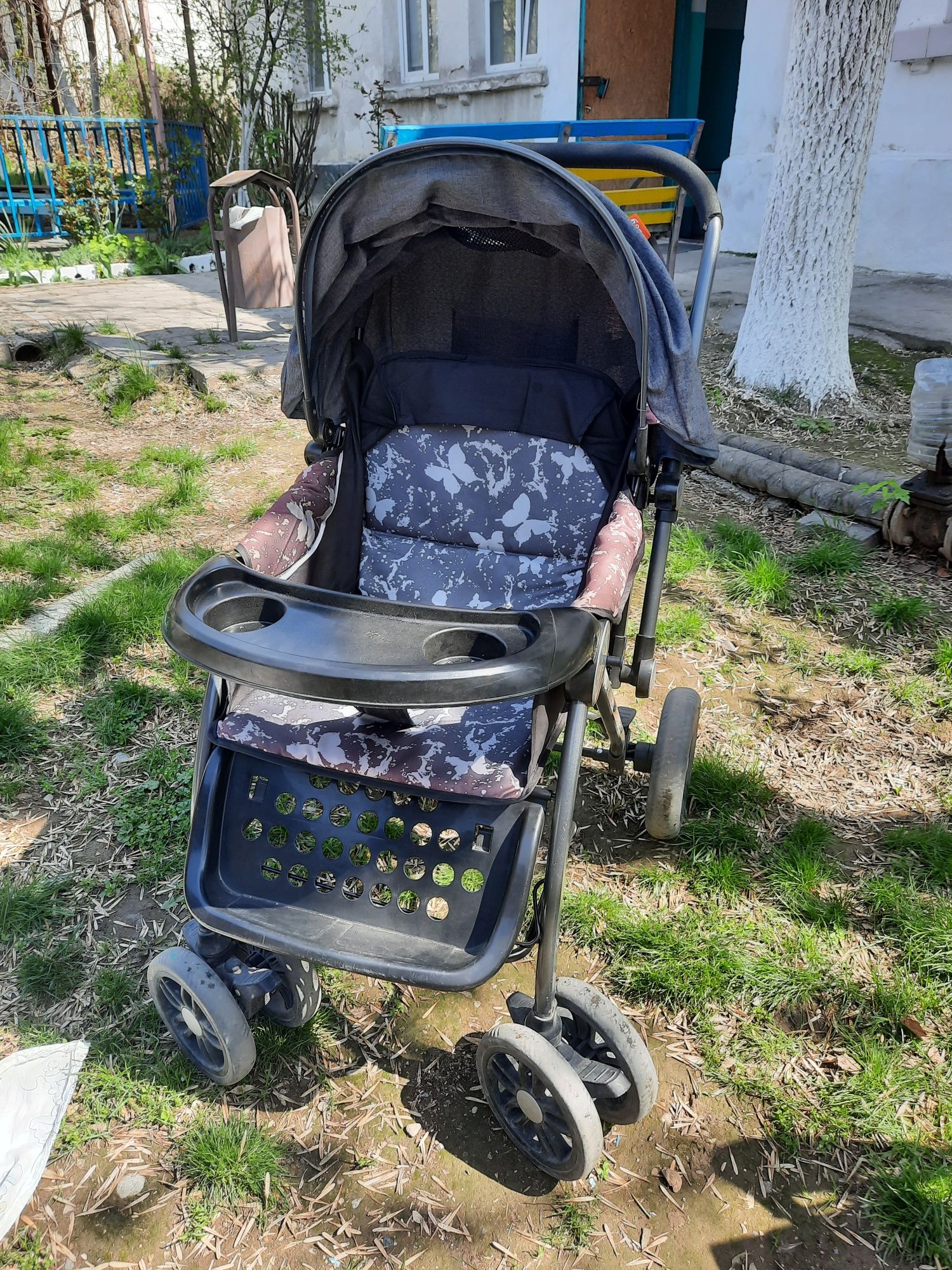 Коляска детская для прогулок по пааркам.