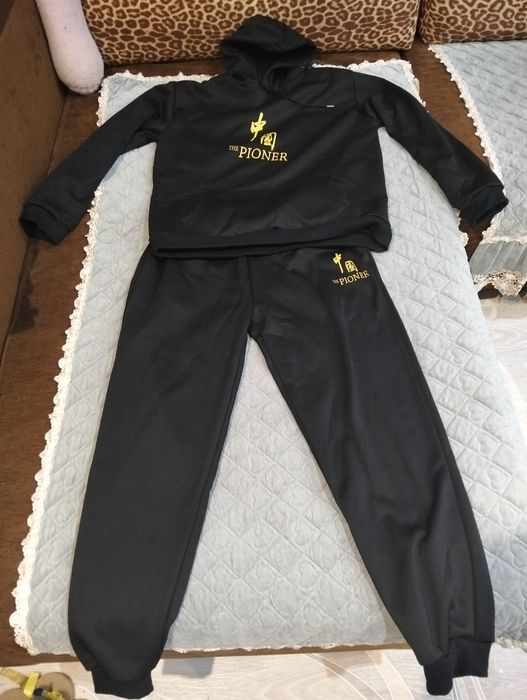 Продам спортивный костюм