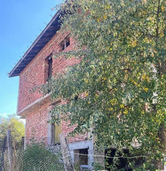 Масивна къща в идеален център на с. Говедарци