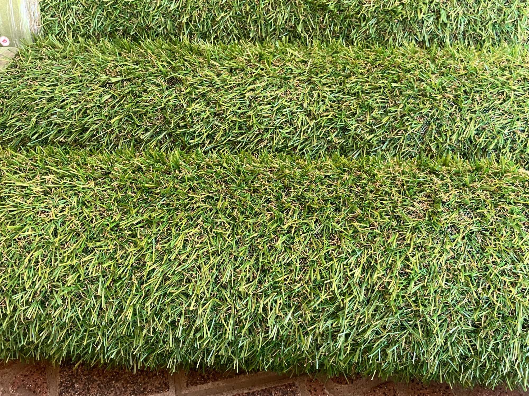 Vand 4 role de iarba gazon artificial  1m x 2m / Rola