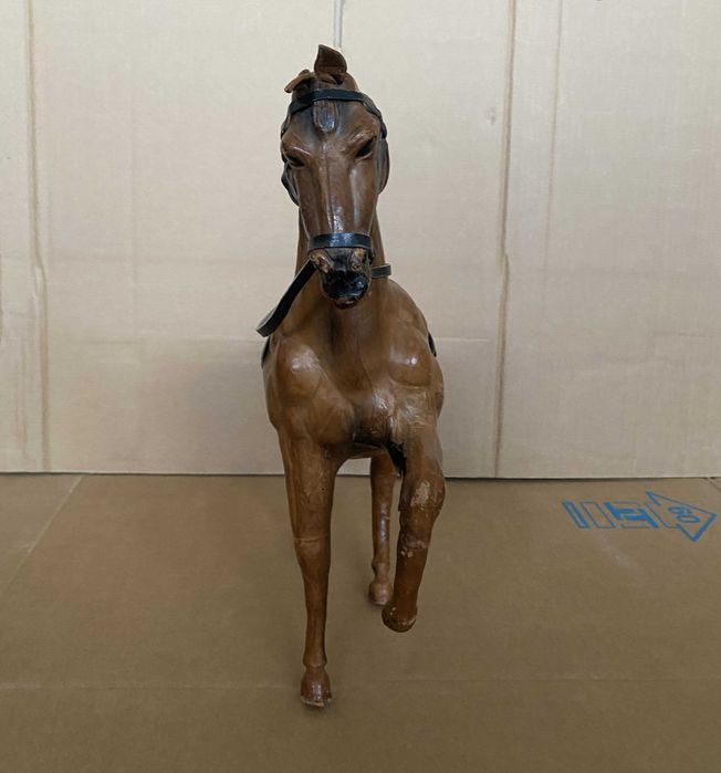 Figurina / Statueta Vintage Cal din piele