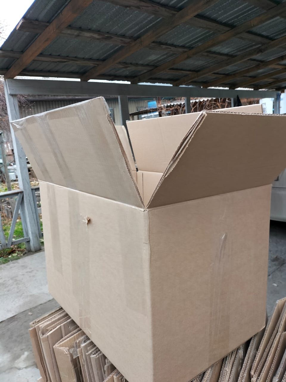 Продам коробки картонныее